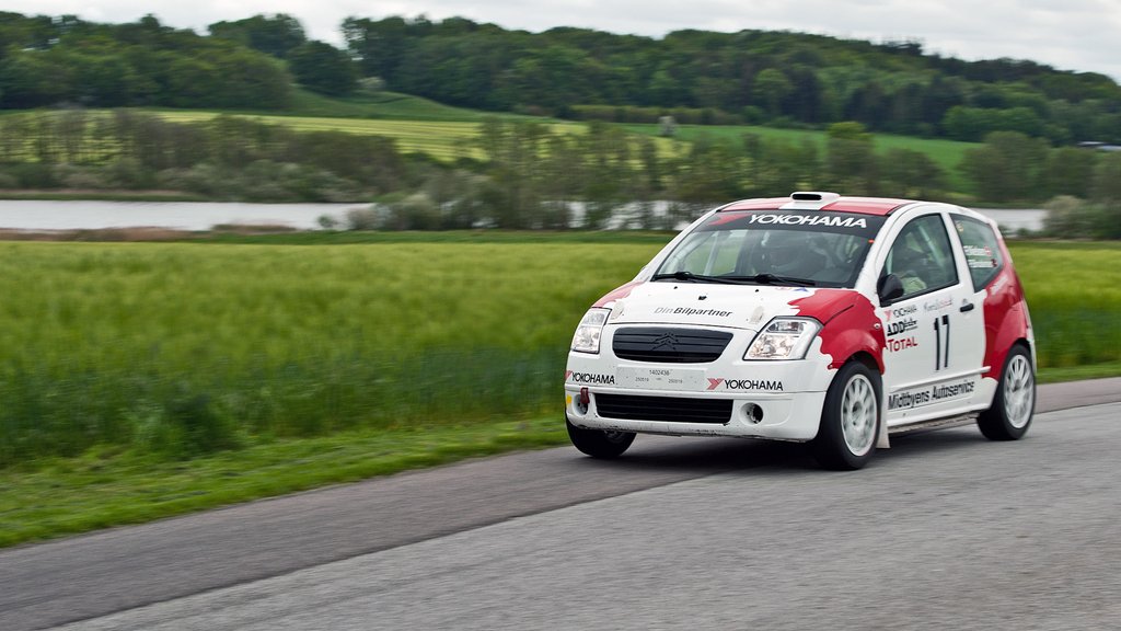 Frank Nielsen og Per Brodersen havde ikke tid til at nyde den smukke natur ved Hinge Sø
(Foto: rallypics.dk – Viggo Johansen)